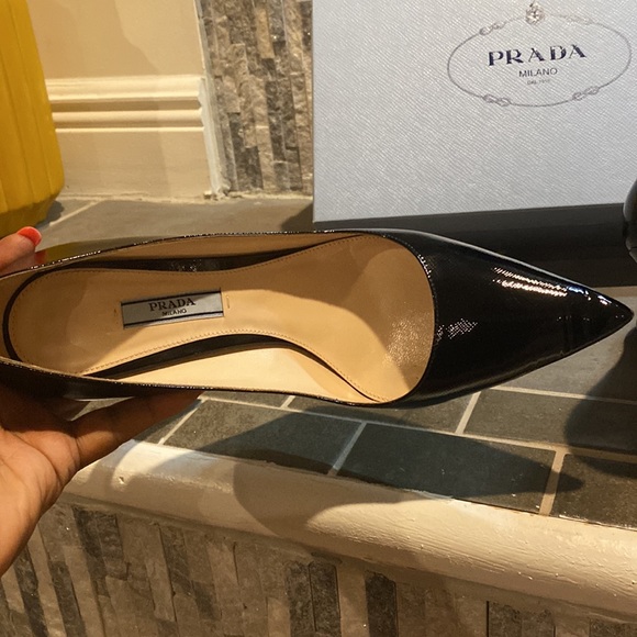 Beautiful like new textured patent leather Prada Pumps worn only a few times - Picture 6 of 8